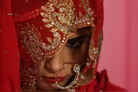 印度新娘不满新郎醉酒参加婚礼 当场退婚并要回嫁妆图片