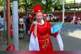 岳阳一考生妈妈盛装为孩子加油，寓意孩子高中，网友：估计是学霸妈妈图片