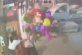 母女街头卖气球突遇大风，气球被吹飞瞬间，女儿一个动作泪目图片