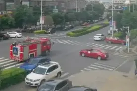 消防车遇爱心送考车：这一次，我们为你让行图片
