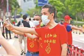 深圳45852名考生奔赴考场，家长老师花式祝福图片