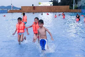 炎炎夏日清水游，武汉东湖水世界清凉开启图片