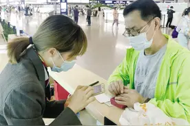 云南省游客退货中心昆明长水国际机场服务点工作人员周帅：守好小窗口 添彩大云南图片