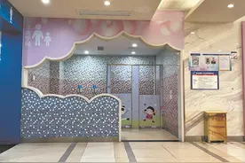 妈妈带男童进女厕屡登热搜，实地控访发现，江城“家庭卫生间”竟遇冷图片