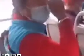 公交车上，大妈嫌让座慢辱骂乘客被行拘，您真代表不了北京人图片
