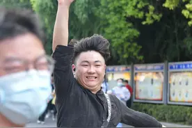 考生冲出考场 笑容挂在脸上图片