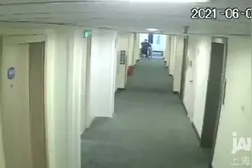 视频丨盗取房卡行窃未果 心虚解释被当场识破图片