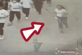 一鞋之恩，一生铭记！考场外，赤脚奔跑的女老师火了……图片