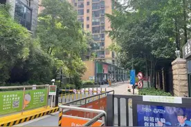 杭州一小区一个多月里7只小狗被毒死，涉事男子已被刑拘图片