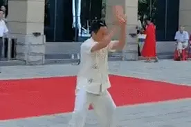 “气功大师”表演铁头劈砖失败，离场时已被砸得头破血流图片