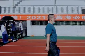 高考父子兵：陪儿子学习三年，一起进考场视频封面