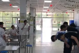 在学校吃完高中生涯最后一餐，高三生向食堂叔叔阿姨鞠躬致谢视频封面