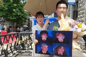 哥哥带上“哈利波特”来考场接妹妹：让她最崇拜的人迎接她图片