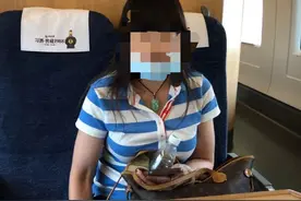 怀化大妈躲在动车厕所抽烟，被送派出所说“我50多岁的人，太不值了”图片