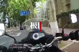 交警热心帮助找证件，考生走出考场向交警鞠躬致谢图片