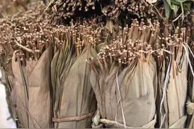 菜场里有两种粽叶，一种干的，一种新鲜的，哪种包的粽子更香？图片