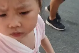 萌娃一本正经教育妈妈“不要动手打爸爸”，网友：小棉袄密不透风图片