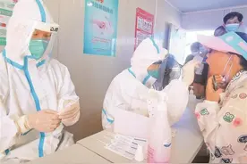 烈日下穿一天防护服，啥滋味？记者亲体验，仅半天就浑身湿透图片