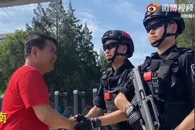 高考考场外执勤特警被班主任一眼认出，随后的对话令网友感慨图片