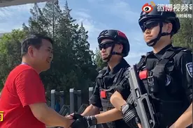 高考考场外执勤特警被班主任一眼认出，随后的对话令网友感慨图片