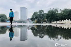 翻转的城市！北京雨后现城市倒影空间感十足图片