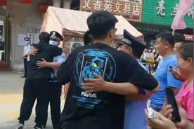 高考结束，考生冲出考场拥抱执勤民警致谢视频封面