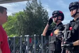 最美交接！特警护考遇高中班主任，老师：如今换你们守护考生视频封面