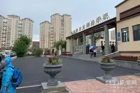 解决道路破损狭窄问题｜这两所总堵车的小学门前道路顺畅了图片