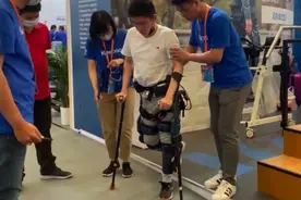 智能外骨骼机器人专用于辅助下肢活动，试用者：比用拐杖还稳视频封面