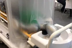 智能洗澡机服务失能老人：上下两组喷洒，躺着也能洗到背部