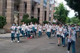 省实高三学生高考后继续留校开展丰富文体活动图片