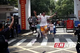 长沙一中考点最钢一幕丨网友：年度最佳抢镜图片