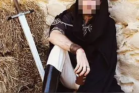 掌掴马克龙男子家藏《我的奋斗》，沉迷日漫与中世纪全甲格斗图片
