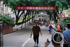 新高考首考 | 高考结束了！考生们走出考场与父母热情相拥图片