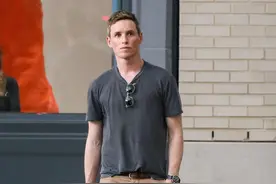 这个杀手有点帅！小雀斑纽约拍新戏 忙里偷闲逛街图片