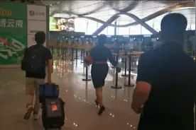 穿着高跟鞋在机场百米跑，为救治2岁患儿的一场“生命接力”图片