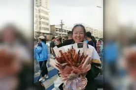 陪考妈妈带着儿子给高考女儿送上烤串花束视频封面