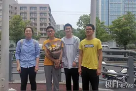 鲜花、球鞋、手机……考完了，考生纷纷收到爸妈送上的惊喜图片