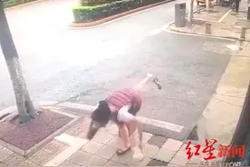 人行道“绊脚石墩”整改背后：立在正中多次绊倒行人 已增为两个移至两侧涂色警示图片