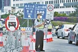 下桥留意交通标志牌 不要直行下桥进入封闭区图片