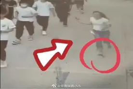 高考考场外，这位赤脚奔跑的女老师火了……图片