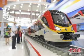 第二届中国—中东欧国家博览会展出中国出口动车组模型图片