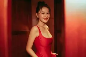 热依扎身穿吊带红裙配丸子气质甜美 皮肤白皙魅力十足图片