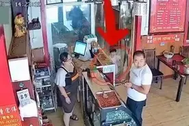 马虎爸爸把娃忘饭店被老板追回！竟说：我付过钱了啊图片