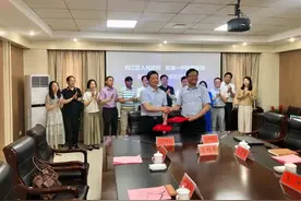 鸠江区与芜湖一中教育集团签订办学合作协议图片