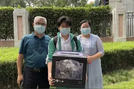 酸了！广州高三女生一出考场就收到爸妈送的大手办图片