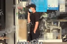 郭麒麟现身街头与好友相聚 一袭黑衣尽显低调图片