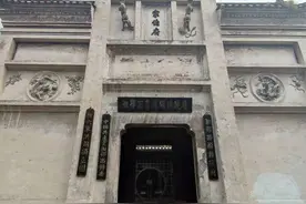 网络媒体革命老区行——洪湖岸边红旗扬图片