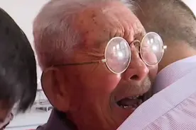 90岁老人终于和被拐58年的儿子相见！一声爸爸让人瞬间泪目图片