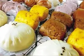 太危险！沪一女生地铁站内晕倒，头发直接卷进扶梯图片